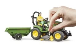 Bruder 62104 John Deere Zitmaaier Met Tuinman En Accessoires 9 Bruder 62104 John Deere Zitmaaier Met Tuinman En Accessoires -Bruder Winkel grasmaaier.jpg 4